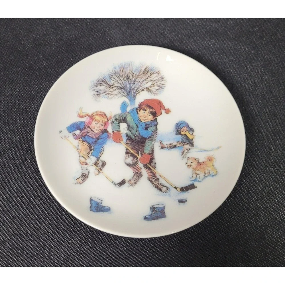 Avon Mini Collector Plate Winter Wonderland Series Breaking The Ice 1986